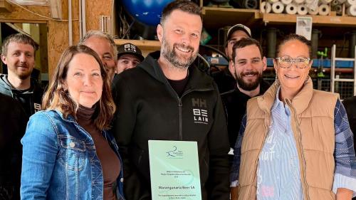 Valeria Plouda Beer e Michi Beer culla presidenta da la Regiun EBVM, Gabriella Binkert Becchetti (fotografia: Fadrina Hofmann).