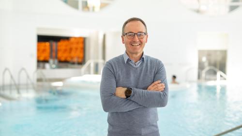 Il Bogn Engiadina Scuol accumplischa il 30avel anniversari. Il directer da BES Claudio Duschletta es pront pel prossem grond pass (fotografia: Mayk Wendt).