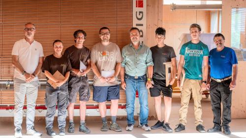 In der Lehrwerkstatt für Schreiner in Samedan haben Ehrungen diverser Schreinerwettbewerbe der BDN Engiadina Stiftung stattgefunden. Foto: z. Vfg