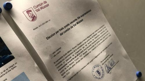Publichà eir in tabla naira – principi da l’eivna han inoltrà trais dals set commembers da la suprastanza cumünala da Val Müstair lur demischiun. Il cumün sto uossa tscherchar rimplazzants (fotografia: David Truttmann).