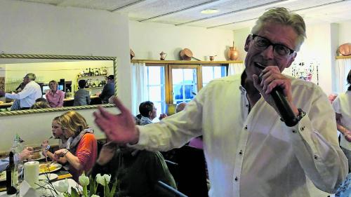 Silvio Hunger begeistert mit seinem Charme und seiner sonoren Stimme sein schlagerbegeistertes Publikum. Foto: Marie-Claire Jur