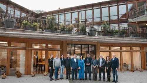 Im Beisein von Regierungsrat Peter Peyer (fünfter von rechts) wurde am 6. Dezember die neue ambulante Erweiterung des Centro Sanitario Bregaglia eröffnet. Foto: Enrico Caprio