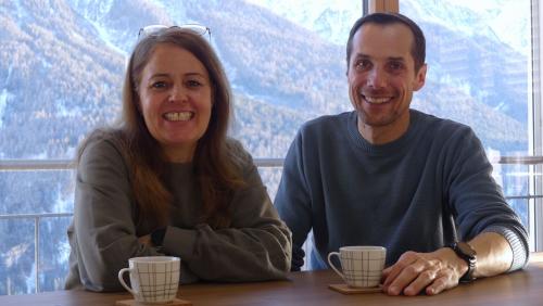 Martina e Buolf Näff cuort avant lur partenza per ir a verer las cuorsas da sprint da lur figl Noe Näff als gös olimpics in Italia (fotografia: Dario Müller).