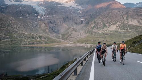 Velofahrerinnen unterwegs am Berninapass. Foto: M. Walther
