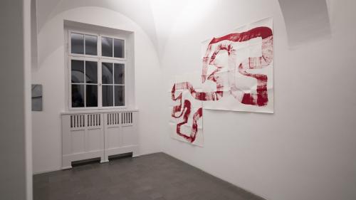 Ün’ouvra da Petra Soder ill’exposiziun «Disegns a Nairs», tenor üna schelta da Christof Rösch (fotografia: Mayk Wendt).