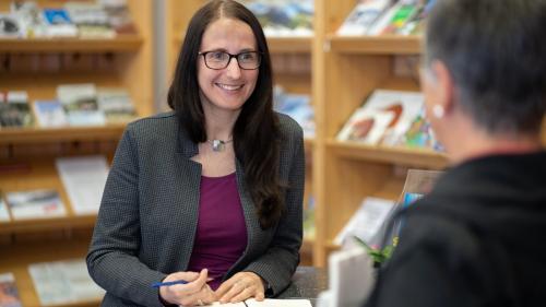 Davo tschinch ons in sia funcziuna sco directura banduna Martina Hollenstein Stadler la regiun da vacanzas Engiadina Scuol/Zernez Samignun Val Müstair per la fin d’avuost (fotografia: Dominik Täuber).