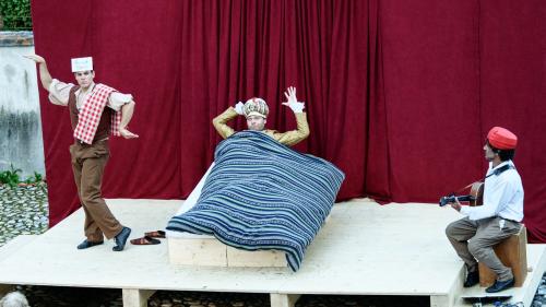 Tredeschin versucht, die Zauberdecke des Sultans zu stehlen. Foto: Jon Duschletta