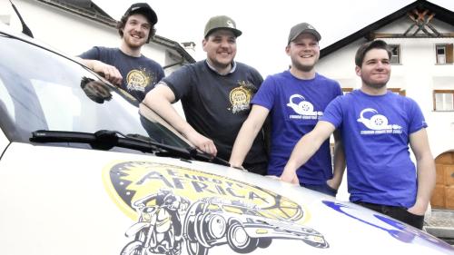 Ils quatter engiadinais Steivan Spiller (da schnestra), Peder Andri Janett, Lino Stecher ed Orlando Bass as  partecipeschan las prosmas eivnas al Europe Africa Rodeo tras Marokko (fotografia: Nicolo Bass).