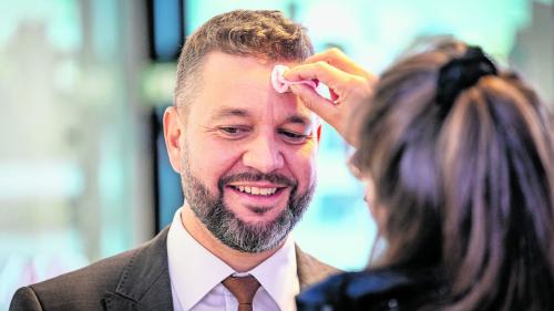 Der neu gewählte Nationalrat Roman Hug (SVP) bereitet sich auf die Fahrt nach Bern vor (Foto: RTR/Yanik Bürkli).