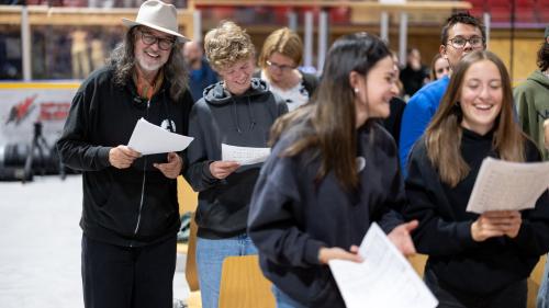 Dirigent Urs Leonhardt Steiner hat einen guten Draht zu den Jugendlichen. Foto: Dominik Täuber
