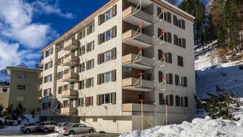 Die Liegenschaft Via Surpunt 67 in St. Moritz-Bad wird energetisch saniert und mit neuen Garagenboxen und Balkonen ergänzt. Fotos: Jon Duschletta