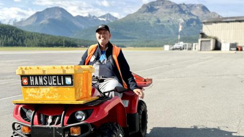 Auf dem Flughafenareal ist Hansueli Wiesendanger mit dem Quad unterwegs. Foto: Fadrina Hofmann