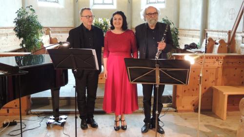 Rudolf Lutz, Sara Bigna Janett e Domenic Janett (da schnestra) han inchantà (fotografia: Benedict Stecher).