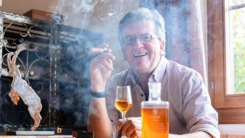 Urs Niederegger da La Punt es president dal Club da Jass Engiadina e dal Club d’amis da cigarras e whisky Engiadina (fotografia: mad).