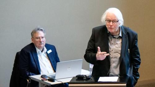 SP-Urgestein Peter Bodenmann während seinen Ausführungen in Chur. Links der Sekretär der IG Kleingemeinden GR, Alex Brembilla. Foto: Jon Duschletta