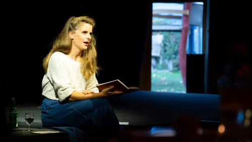 Als Dis da litteratura 2023 a Domat ho Jessica Zuan prelet our da sia collecziun da poesias «Launa da pavagls». Per quist’ouvra retschaiva ella als 19 d’avrigl il Premi grischun da litteratura 2024  (fotografia: mad).