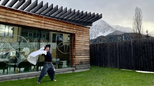 Susanne Stenz, amtierende Aufguss-Schweizermeisterin, zeigt in Scuol, wie Wedeln funktioniert. Foto: Fadrina Hofmann