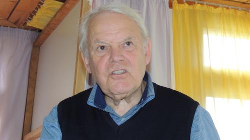 Christof Wiechert ha referi illa scoula Rudolf Steiner a Scuol. La scoula as rechatta a l’ost da Scuol (fotografia: Benedict Stecher).