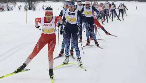 Die spätere Siegerin des Engadin Frauenlaufs, Giuliana Werro, führt das Teilnehmerinnenfeld an.  Foto: Engadin Skimarathon/Keystone, Gian Ehrenzeller
