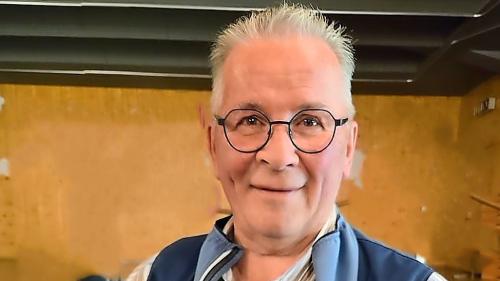 Heinz Ming wurde zum Vereinsveteran und Ehrenmitglied ernannt. Deti Ming erhielt für 34 Jahre im ­Vorstand einen edlen «Beverin ­Bergkristall». Fotos: Not Janett-Jenal