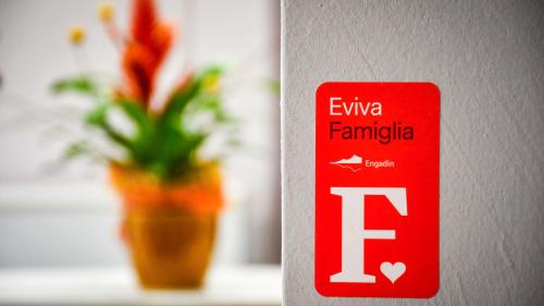 Das neue Label Eviva Famiglia kennzeichnet besonders familienfreundliche Betriebe im Engadin aus. Foto: Engadin Tourismus AG