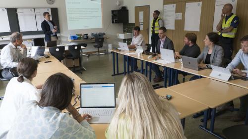 Am vergangenen Montag ist der Krisenstab des Lyceum Alpinum beübt worden. Stabsleiter Martin Scherer (vorne) gibt erste Informationen. Der Stab 
organisiert sich und nimmt seine Arbeit auf. Foto: Reto Stifel