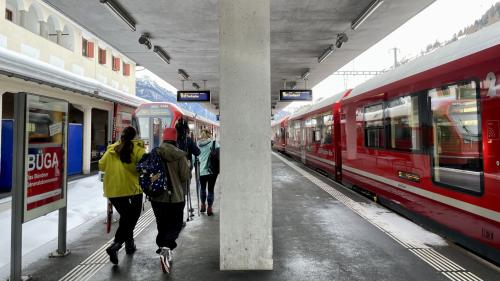 Die Streichung der direkten Bahnverbindung Scuol-Landquart retour kommt im Unterengadin gar nicht gut an. Foto: Fadrina Hofmann