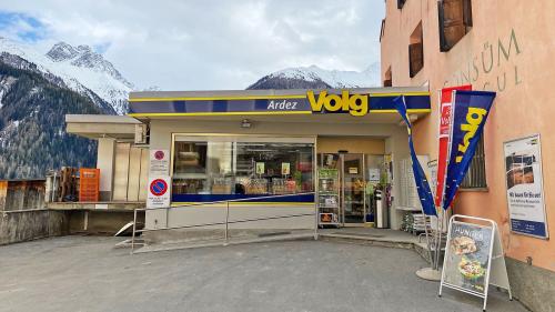 Il Volg ad Ardez vain renovà e serra sias portas la mità da quist mais (fotografia: Daniela Dobler).