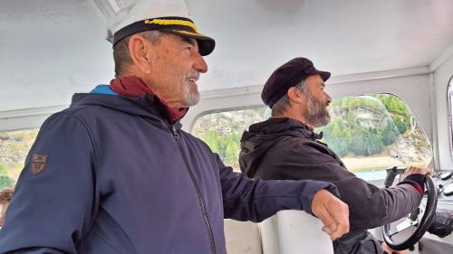 Franco Giani übergibt das Ruder des höchstgelegenen Linienschiffs «Sils Maria» an Kapitän Luca Crosta. Fotos: Urs Oskar Keller