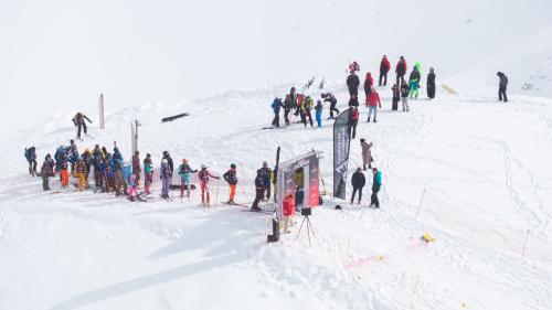 Warten auf die Abfahrt auf der Diavolezza Abfahrt. Foto: Andrea Furger