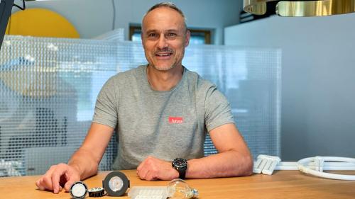 Lichtspezialist Roberto Albasini in den Räumlichkeiten von Futuraluce in St. Moritz. Foto: z. Vfg