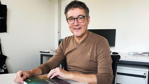 Sandro Giuliani observa ils svilups tecnologics da l’avegnir cun agüd da 2000 scienzios e scienziedas ch’annunzchan minch’an a la GESDA che chi vain  sviluppo in lur champs (fotografia: Claudia Cadruvi).