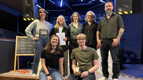 Totalmaing set persunas han perfomà lur texts sül palc illa Stüva: Nadja Hort (davovart da schnestra), Lena Fletcher, Lina Salzgeber, Anna Mathis, Jachen Wehrli, Gianna Duschletta e Jon Zanetti (fotografia: Annetta Janka-Zini).