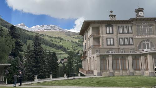 La app «Misteri a Vulpera» muossa culla camera dal telefonin ingio cha’l Grandhotel Waldhaus as rechattaiva (fotografia: Martin Camichel).