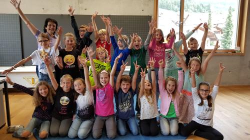 Giuseppina Rüegg (davovart a schnestra) cun üna da sias classas ch’ella ha instrui dürant passa 30 ons, tanter oter a Trun, Ruschein e Sagogn (fotografias: mad).