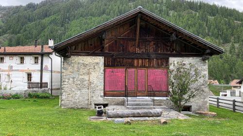 La Chasa Jaura a Valchava cun l'installaziun dad Esther Schena. fotografia: Esther Schena