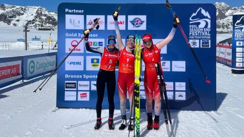 Die Siegerin Marina Kälin mit der zweitplatzierten Gruber Ilaria (Nr. 4) und Sarah Hofmann vom SC Oberstaufen Deutschland. Foto: Curdin Perl