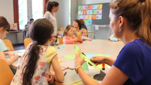 La Confederaziun sustegna la sporta «Scoula Rumantscha a Turich» cun 15 000 francs (fotografia: Lia Rumantscha).