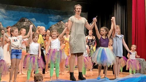 Algordanzas sco la rapreschantaziun dal teater da bal Die Wasserfee  restaran a las scolaras ed a las magistras (fotografia: Fadrina Hofmann).