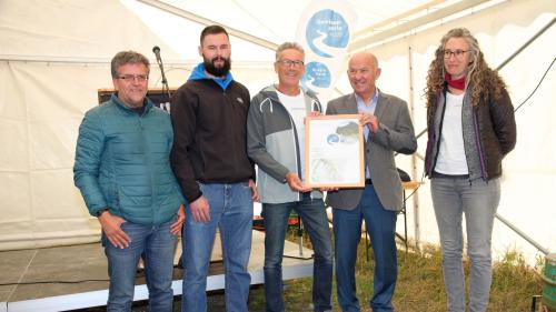 Urs Niederegger, Kilian Steiner, Walter Wagner, Jakob Stieger und Antonia Eisenhut bei der Preisübergabe (von links). 
Foto: Martin Schneeberger, Gemeinde La Punt