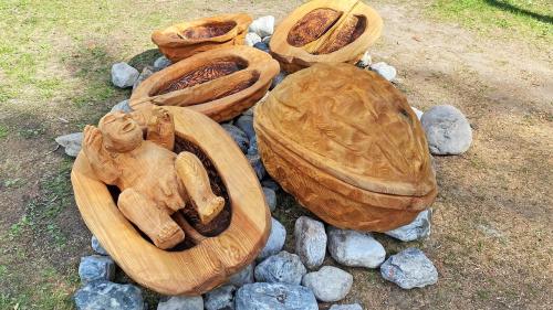 Las figüras «Nüsse – nuschs» da l’artist svizzer Peter Horber (fotografia: Andri Netzer).