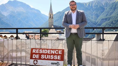 «A mai plaschan quistas tablas disegnadas a man cun lur patina schnuaivel bain», disch Chasper Sarott. Il muossavia es ün souvenir dad Antananarivo, 
Madagascar, ingio ch’el ha servi sco ambaschadur dal 2019 fin 2022. fotografia: Michael Steiner: 