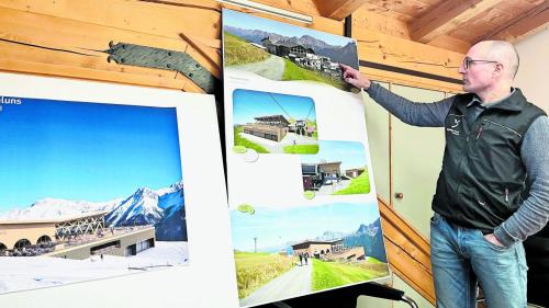 Il directer da las Pendicularas Scuol SA Andri Poo preschainta ils plans pel nouv stabilimaint pro la staziun da muntogna (fotografia: Fadrina Hofmann). 