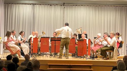 Die Blaskapelle Blaženka anlässlich des Jahreskonzertes in Silvaplana (Foto: Not Janett-Jenal).