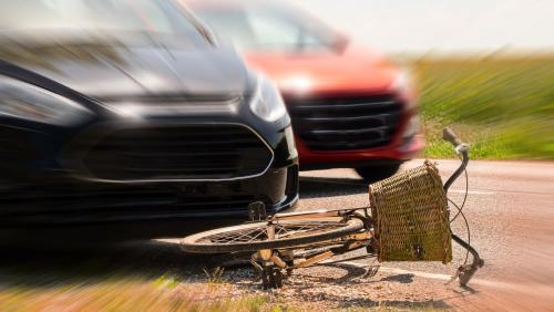 Besonders bei älteren Menschen nehmen schwere Unfälle – etwa mit E-Bikes – zu. Foto: shutterstock.com/oleschwander