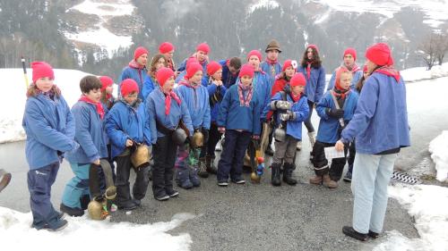 Pro’ls avantportas han ils uffants chantà chanzuns da Chalandamarz (fotografia: Benedict Stecher).