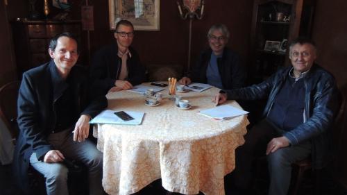 Roberto Donchi (da schnestra), Vitus Malgiaritta, Roman Bezzola e Jonpeider Strimer s’allegran dal bel resultat a la radunanza da la Società da promoziun da la Scoula da musica Engiadina Bassa/Val Müstair (fotografia: Benedict Stecher).