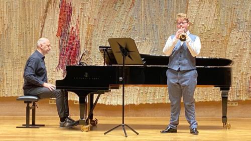 Il cornettist Simon Gabriel ho guadagno tuot ils trais premis a la concurrenza da solists a Linz. fotografia: Simon Gabriel