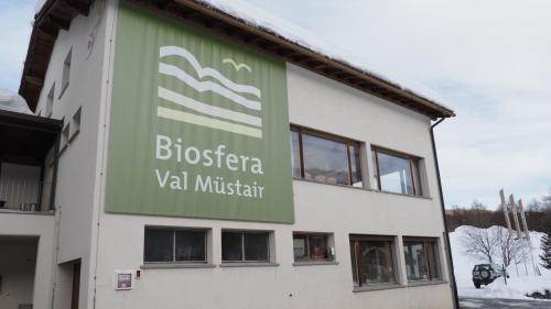 Quist venderdi decida la populaziun da Val Müstair davart il program da la perioda 2025 fin 2028 dal Parc da natüra Biosfera Val Müstair (fotografia: David Truttmann).