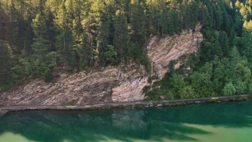 Wo sollen künftig Radfahrer und Fussgänger zwischen Sils und Isola verkehren? Umstritten ist vor allem die Stegvariante zwischen Sils und Isola. Die Diskussionen werden bald  wieder an Fahrt gewinnen. Visualisierung: Gemeinde Sils und Gemeinde Bregaglia